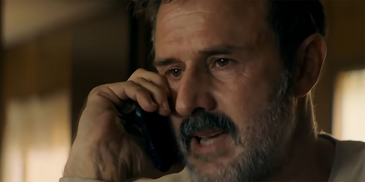 El clip de la película Scream muestra que Dewey llama a Sidney para regresar a Woodsboro