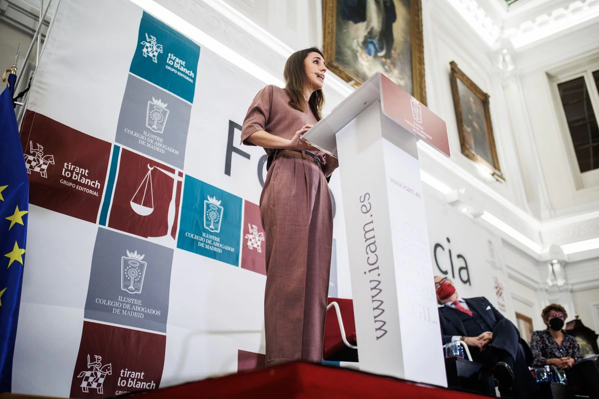 El decano del Colegio de Abogados de Madrid equipara machismo y feminismo en un acto con Irene Montero