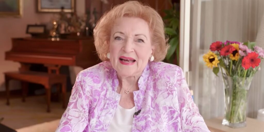 El documental sobre el cumpleaños de Betty White aún se proyectará en los cines