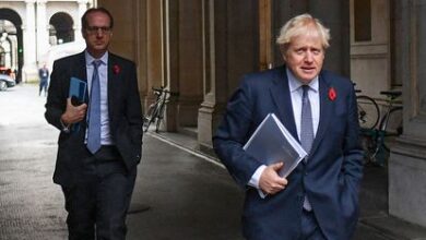 Boris Johnson, en noviembre de 2020, seguido por su secretario privado, Martin Reynolds, autor del correo electrónico que invitaba a cien personas a una fiesta en Downing Street.
