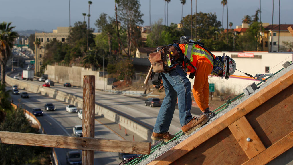 El gobierno lanza programa de reparaciones de puentes, carreteras y aeropuertos
