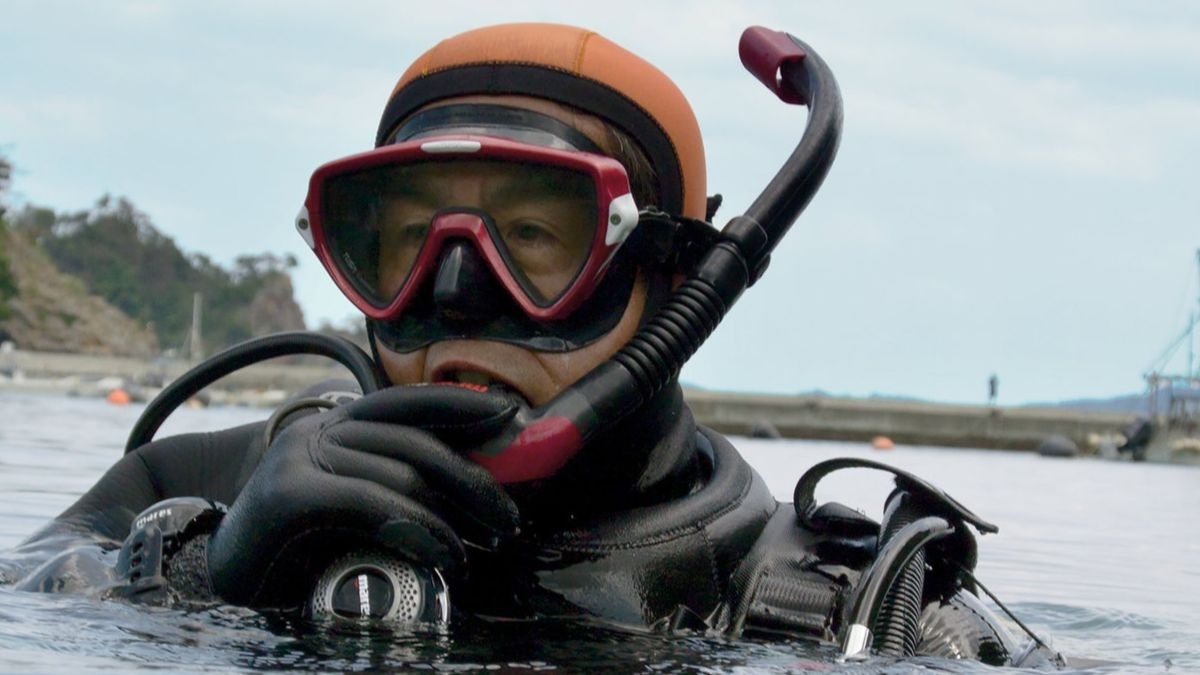 El hombre que aprendió a bucear y sigue buscando a su mujer 10 años después del tsunami de Japón