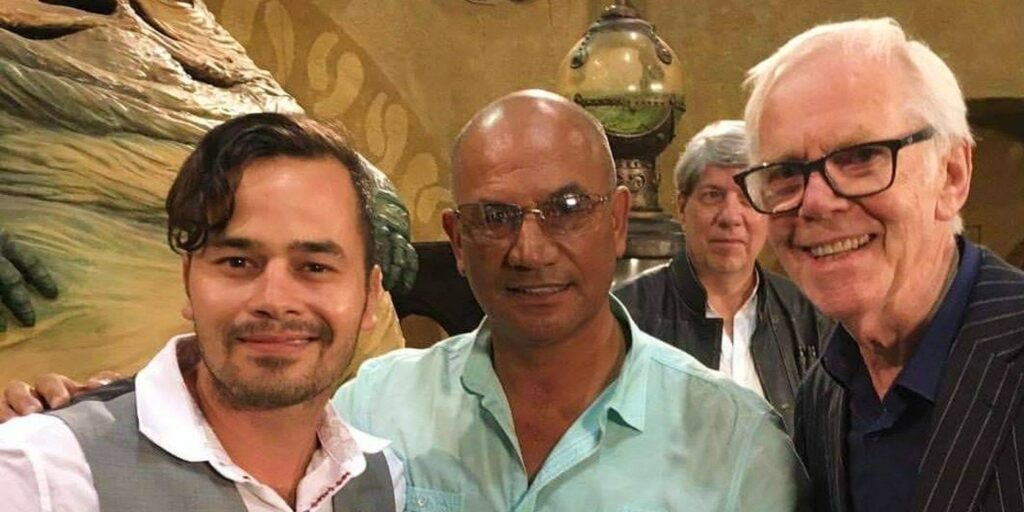 El joven actor de Boba Fett felicita a Temuera Morrison por el éxito del programa