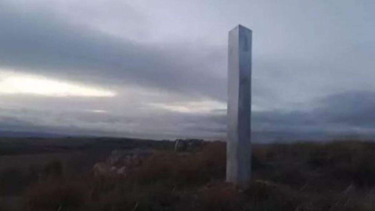 El misterio continúa, aparece un monolito en Segovia