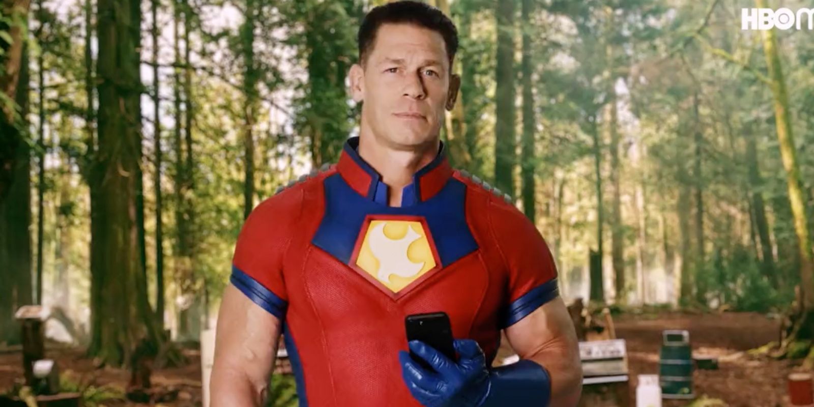 El pacificador de John Cena lee tweets crueles sobre el programa DCEU en un nuevo video