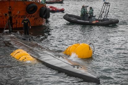 Efectivos de la Guardia Civil y Aduanas refllotan el 'narcosubmarino' utilizado para transportar droga, incautado en Cangas do Morrazo, en la ría de Pontrevedra, en noviembre de 2019.