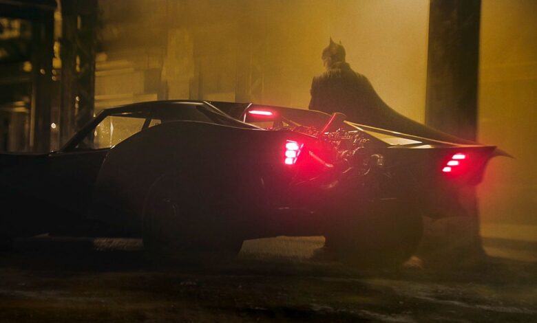 El póster de Batman muestra de cerca el batimóvil de Pattinson
