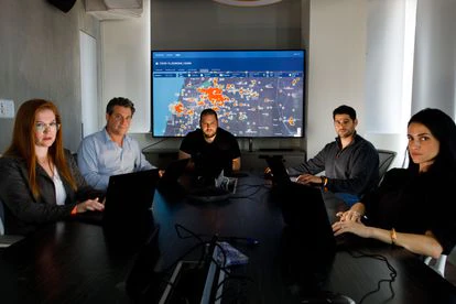 El consejero delegado y fundador de NSO, Shalev Hulio (centro), en 2019 en Herzliya (Israel).