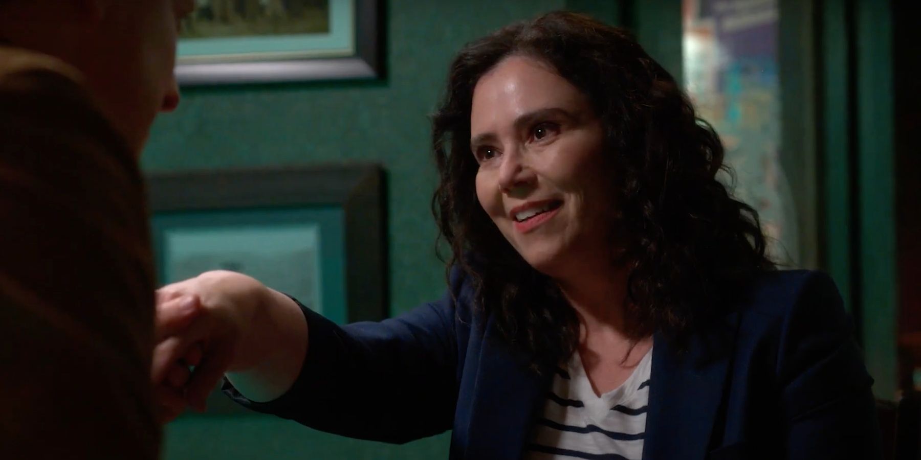 El tráiler de la temporada 2 de Resident Alien muestra el nuevo interés amoroso de Harry