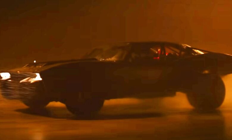 El video de Batman compila todas las imágenes de Bruce Wayne y Penguin Car Chase