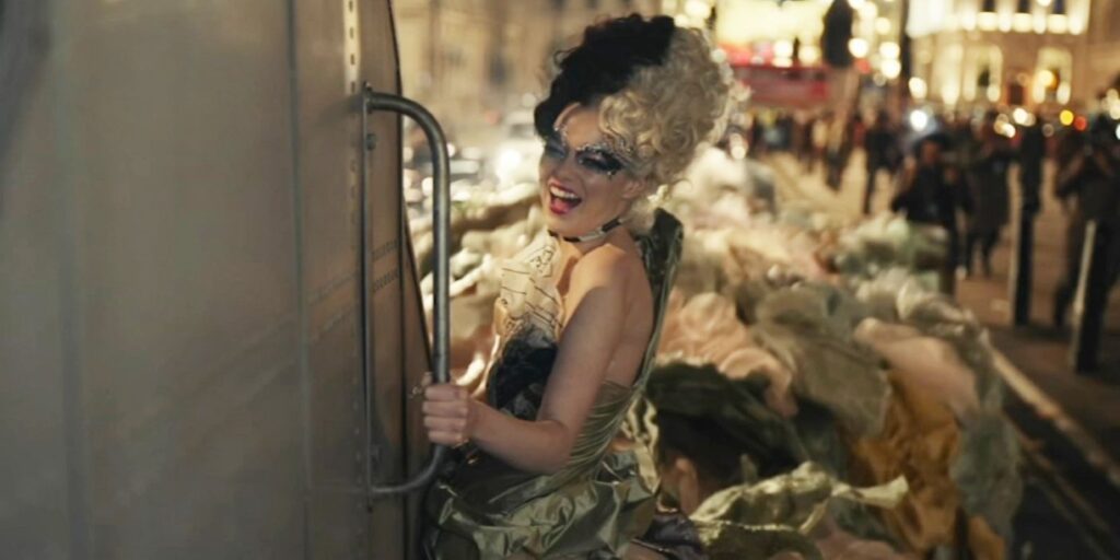 El video de Cruella revela qué perros y vestidos fueron creados con VFX