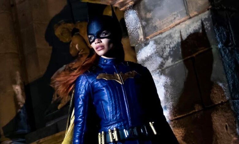 El video del set de Batgirl muestra a Barbara Gordon sosteniendo a un criminal por la ventana