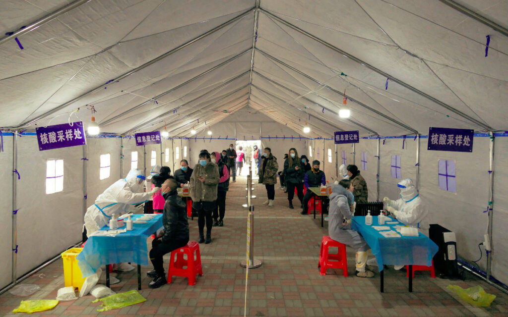 En China intensifican restricciones por Covid-19; ciudades reportan brotes de ómicron