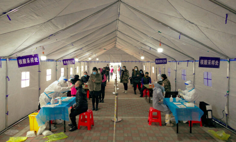En China intensifican restricciones por Covid-19; ciudades reportan brotes de ómicron