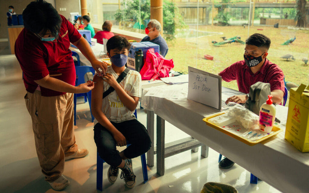 Entre águilas y elefantes, Filipinas anima al público a vacunarse en el zoológico