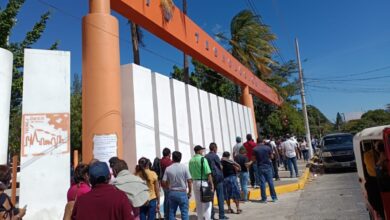Entre discusiones y aglomeraciones inicia vacunación de refuerzo a maestros en Oaxaca