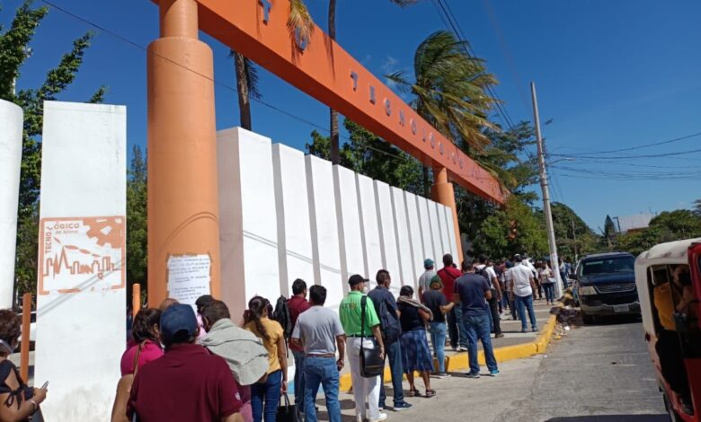 Entre discusiones y aglomeraciones inicia vacunación de refuerzo a maestros en Oaxaca