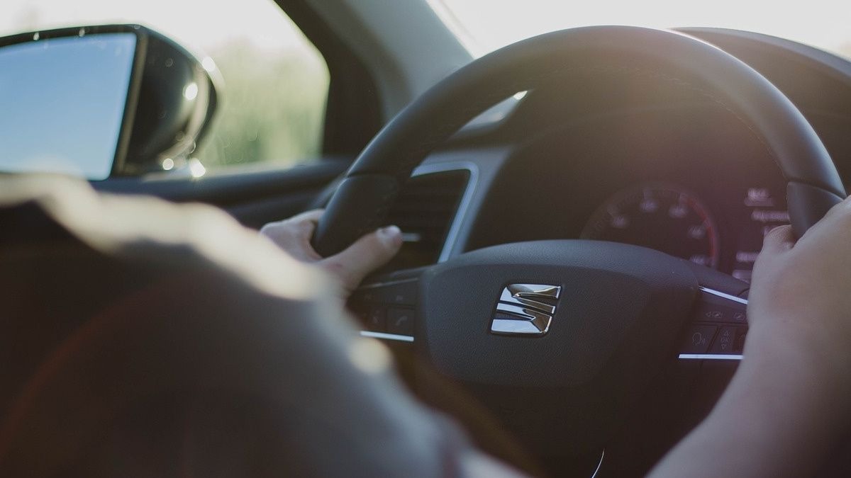 Esta es la técnica holandesa para bajarse del coche que recomienda la Guardia Civil