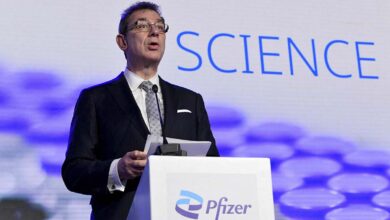Esta puede ser la última ola de Covid-19 'con tantas restricciones', pronostica jefe de Pfizer