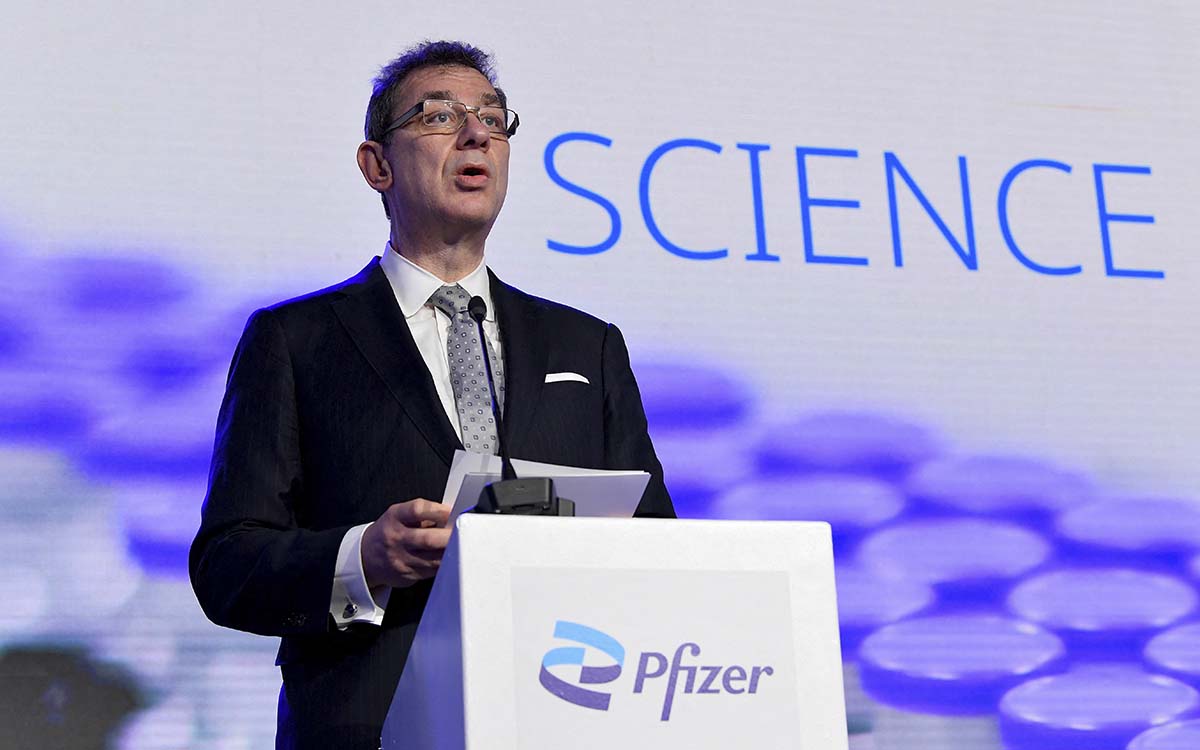 Esta puede ser la última ola de Covid-19 ‘con tantas restricciones’, pronostica jefe de Pfizer