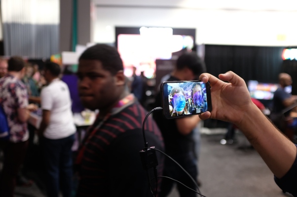 Este guppy AR se alimenta del espectro de las emociones humanas