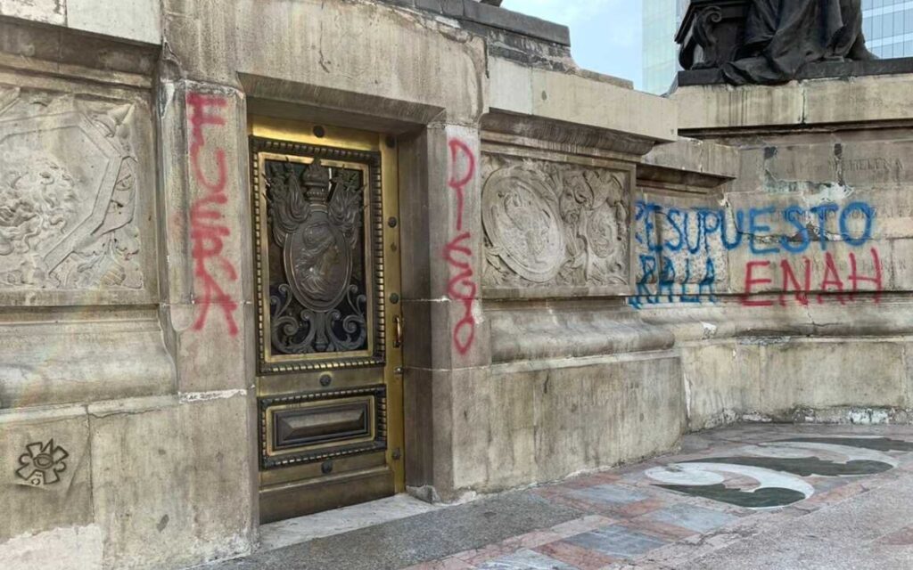 Estudiantes de la ENAH vandalizan el Ángel de la Independencia