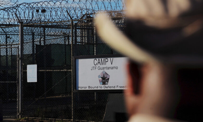 Exigen cierre de Guantánamo tras 20 años de abusos y torturas
