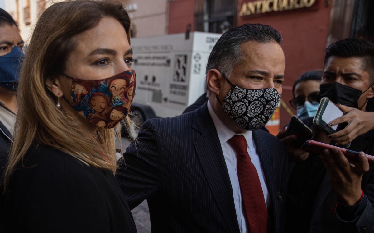 FGR abre investigación contra la pareja Santiago Nieto y Carla Humphrey y pide datos a la SFP