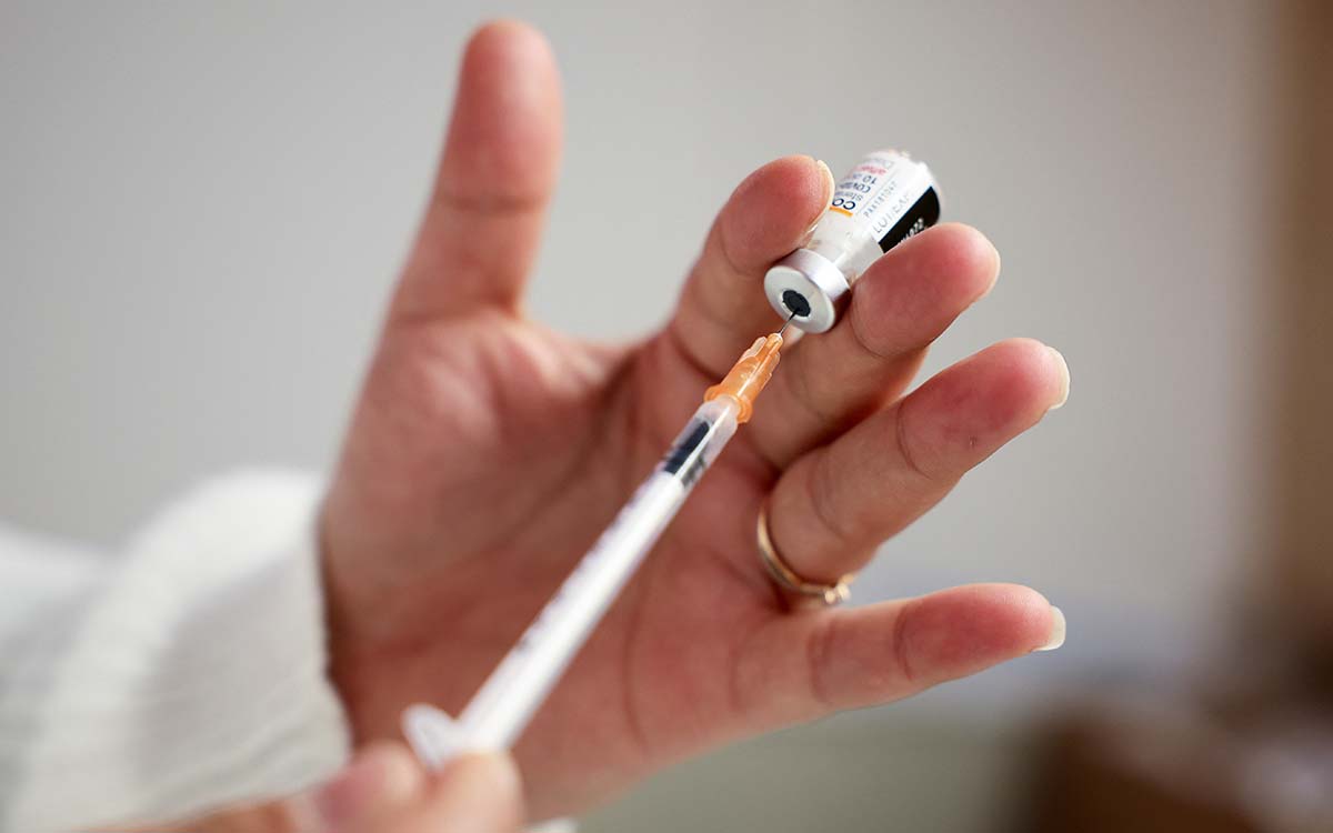 Francia aprueba pase de vacunación para ingresar a lugares públicos