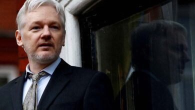 Frenan, por ahora, extradición de Assange a EU; podrá pedir audiencia ante Suprema Corte británica