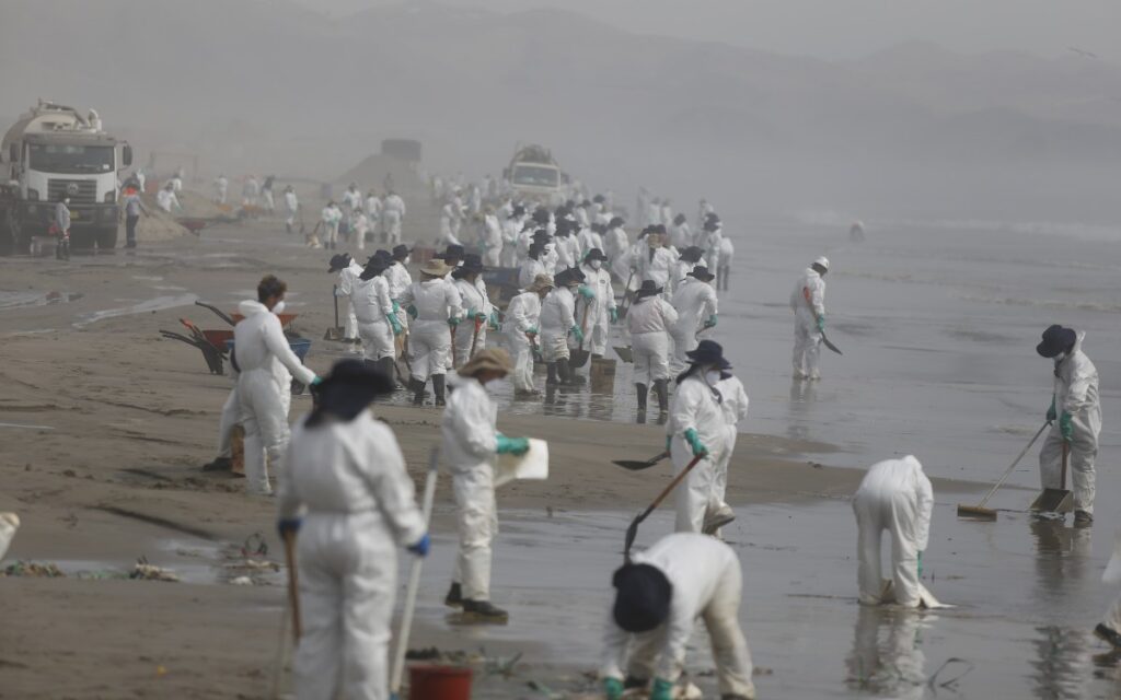 Fueron vertidos más de 10 mil barriles de petróleo en Perú, estima Repsol | Fotos y Videos