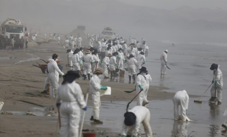 Fueron vertidos más de 10 mil barriles de petróleo en Perú, estima Repsol | Fotos y Videos