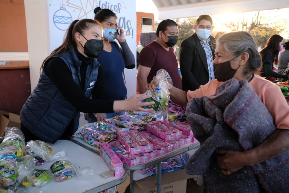Georgina Sánchez sigue Programa de entrega de cobijas, en el DIF municipal de San Juan del Río