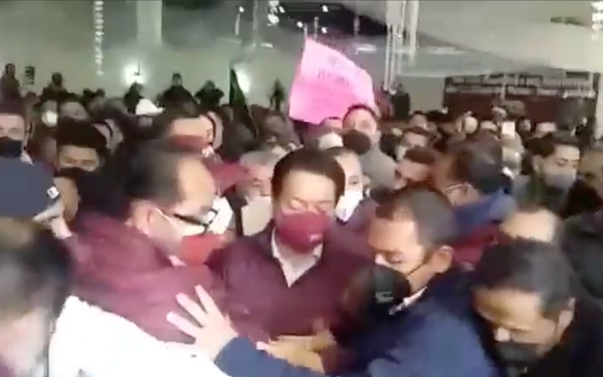 Gritan ‘¡corrupto!’ a Mario Delgado y le avientan huevos | Videos