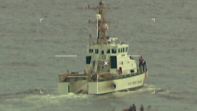 Guardia Costera de EU busca a 39 desaparecidos tras volcadura de embarcación frente a Florida