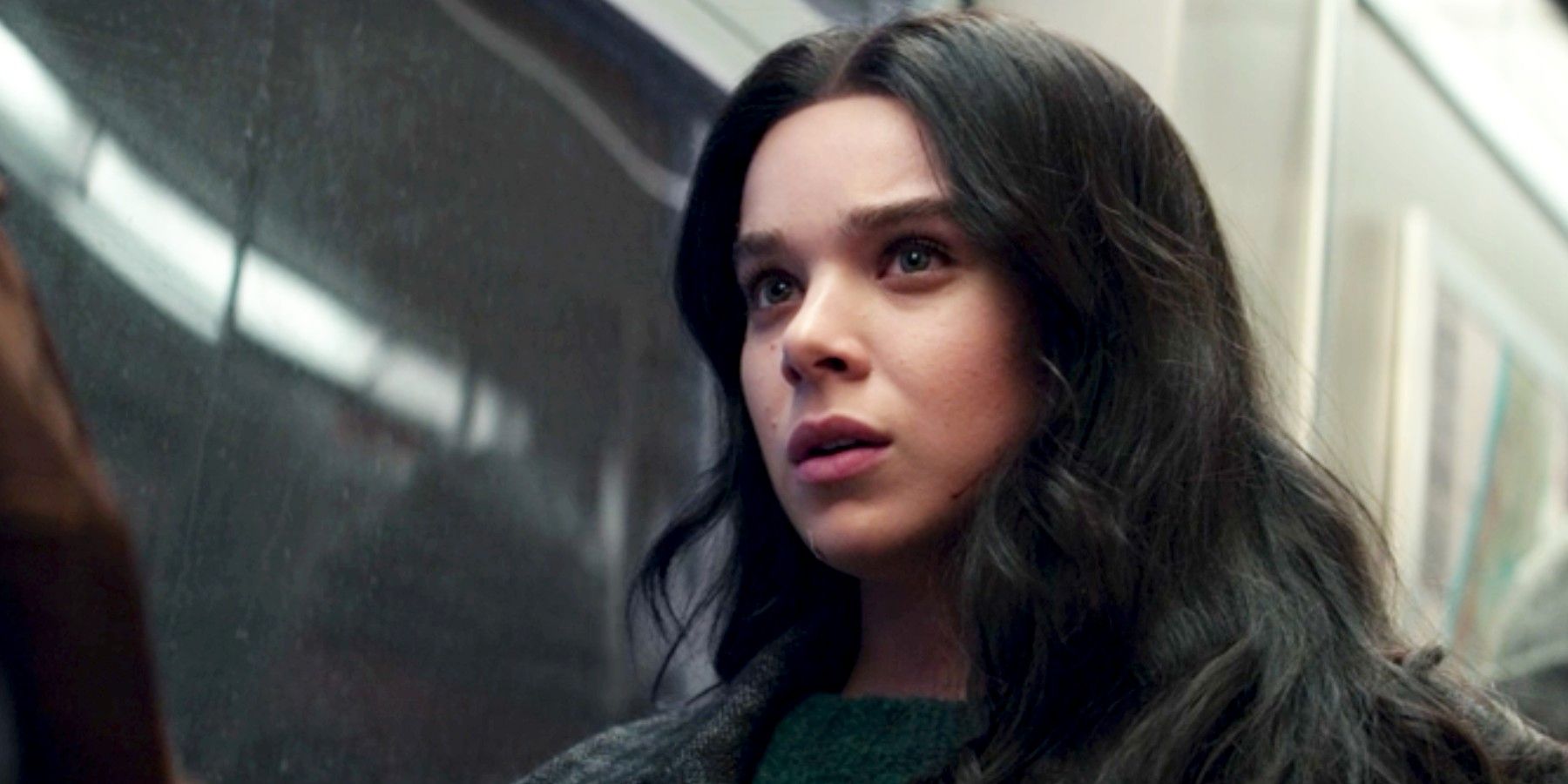 Hailee Steinfeld explica en qué se parecen Kate Bishop y Emily Dickinson