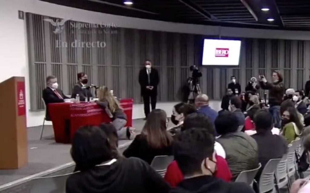 Hijos de Alejandra Cuevas se hincan frente a Zaldívar para pedir justicia