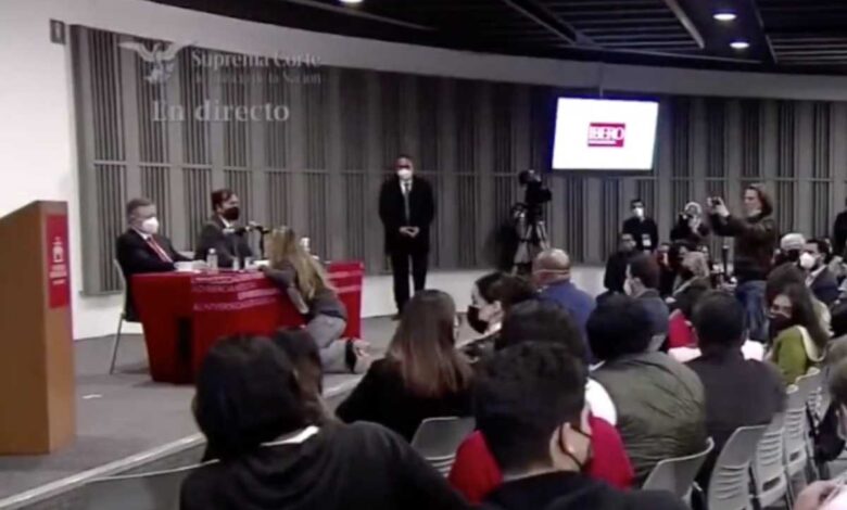 Hijos de Alejandra Cuevas se hincan frente a Zaldívar para pedir justicia