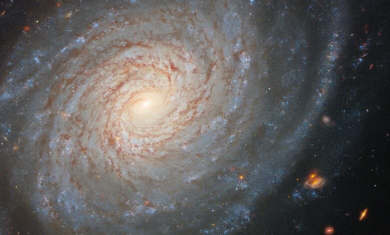 Hubble encuentra una galaxia pacífica con una historia oscura y explosiva