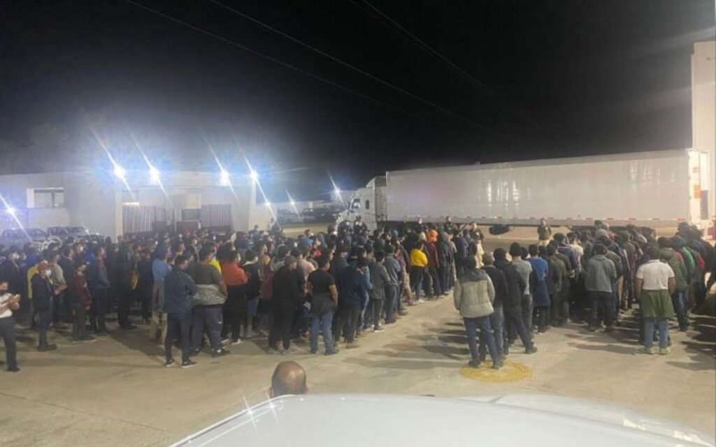 INM intercepta a 359 migrantes en la caja de un tráiler en Veracruz