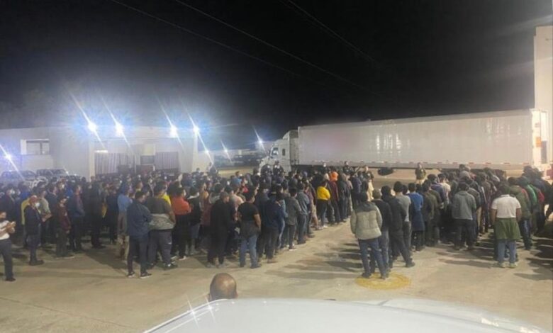 INM intercepta a 359 migrantes en la caja de un tráiler en Veracruz