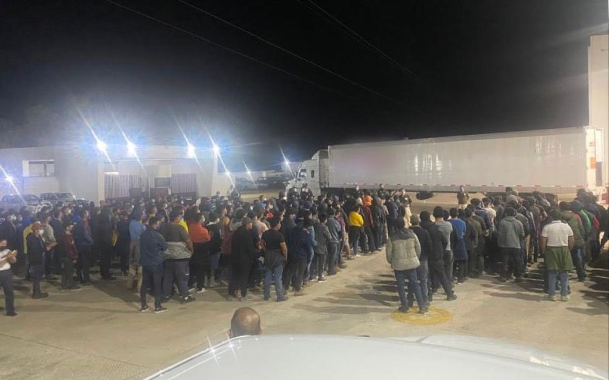 INM intercepta a 359 migrantes en la caja de un tráiler en Veracruz