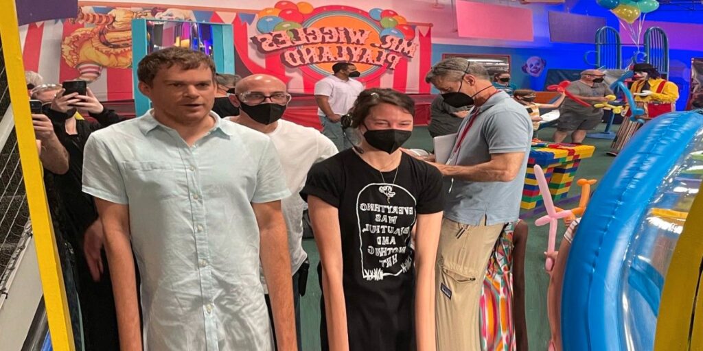 Imagen de BTS de New Blood muestra a Dexter jugando con un espejo de circo