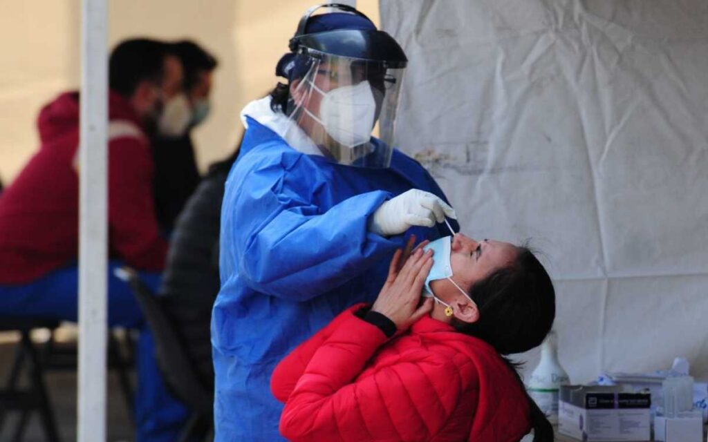 Instalan 11 macro kioskos más en CDMX para pruebas Covid