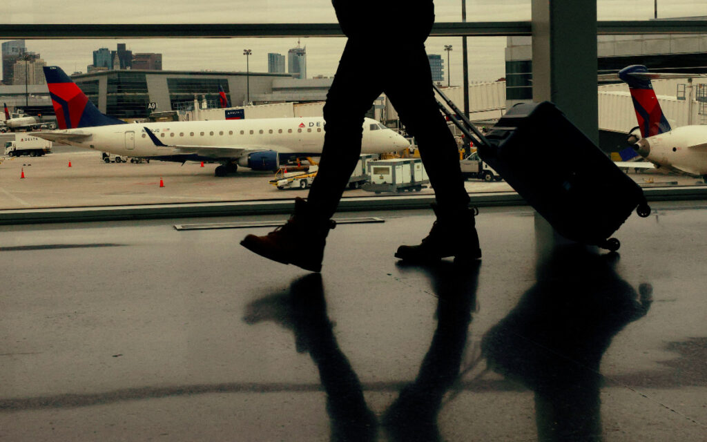 Irlandés enfrenta 20 años de cárcel por negarse a usar mascarilla y por mostrar su trasero en vuelo a NY