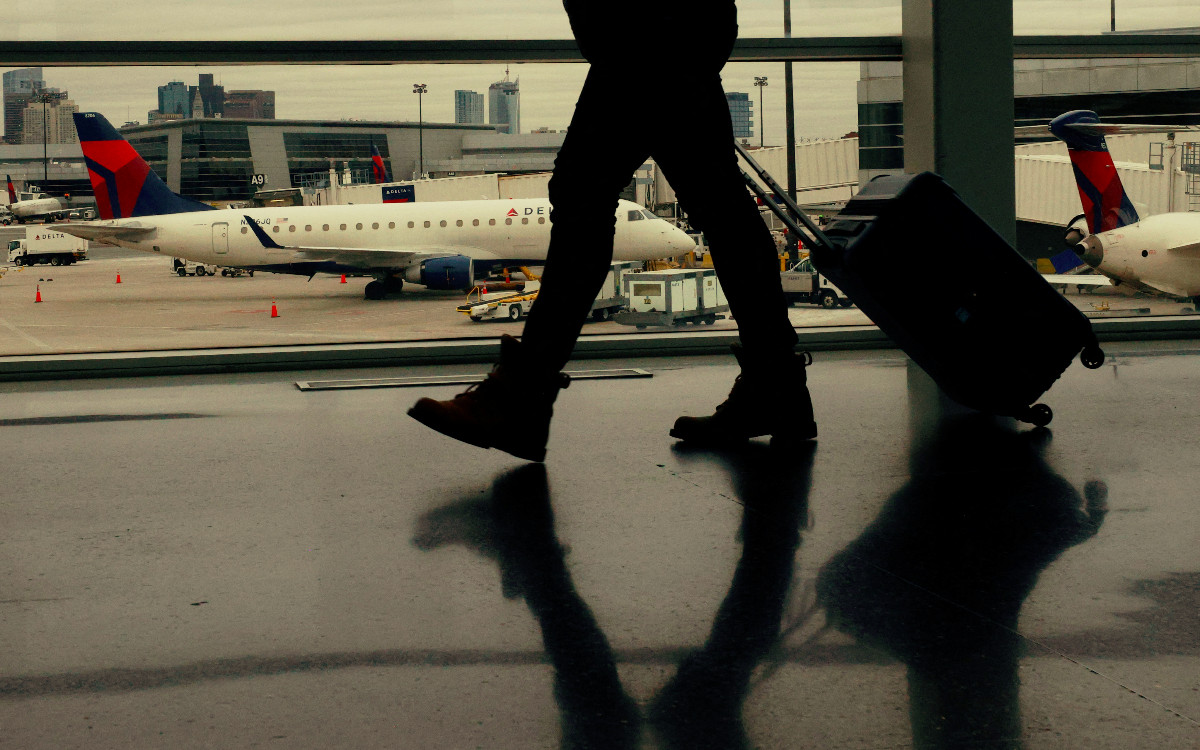 Irlandés enfrenta 20 años de cárcel por negarse a usar mascarilla y por mostrar su trasero en vuelo a NY