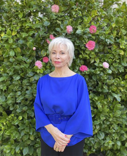 Isabel Allende, en el jardín de su casa.