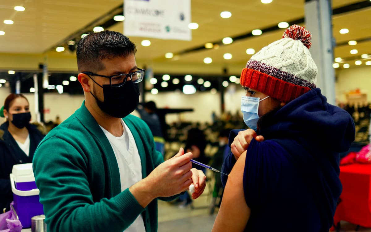 Juez bloquea orden de Biden de que trabajadores federales se vacunen contra Covid-19