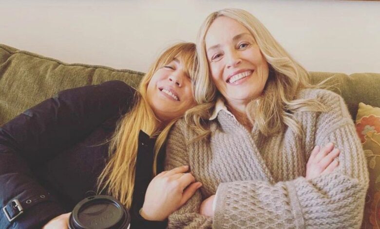 Kaley Cuoco comparte una foto con la estrella de la temporada 2 de la azafata Sharon Stone