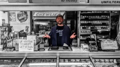Kevin Smith está de vuelta detrás del mostrador de parada rápida en Clerks 3 Set Photo